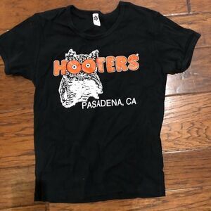 NWOT Hooters short sleeve tee